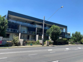 Glen Waverley Modern Apt near Syndal Station